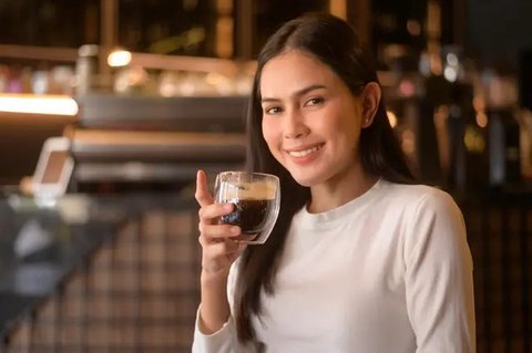 ilustrasi minum kopi (Source: freepik.com)