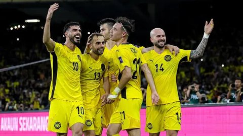 Bek Indonesia, Jay Noah Idzes (kiri), menghibur rekan setimnya, Yance Sayuri, setelah kekalahan mereka dalam pertandingan kualifikasi Piala Dunia Grup C antara Jepang dan Indonesia di Osak