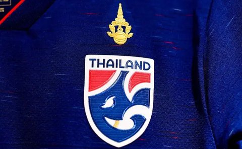 Bek Indonesia, Jay Noah Idzes (kiri), menghibur rekan setimnya, Yance Sayuri, setelah kekalahan mereka dalam pertandingan kualifikasi Piala Dunia Grup C antara Jepang dan Indonesia di Osak
