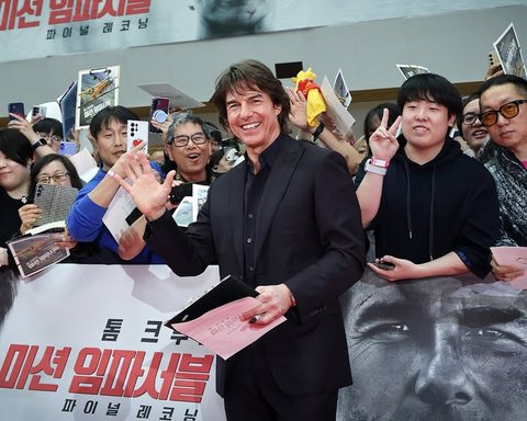 Tom Cruise Pecahkan Rekor Guinness World Usai Lakukan 16 Kali Terjun Payung saat Terbakar