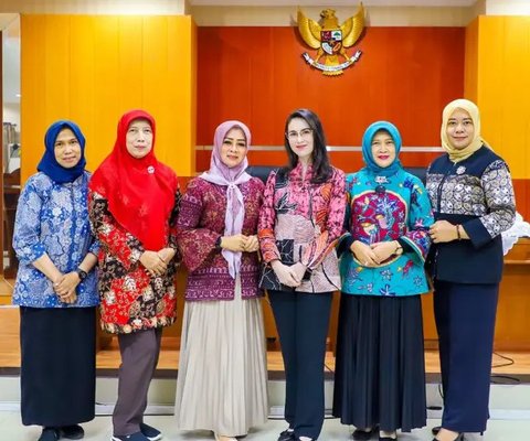 Outfit Ibu Pejabat ala Arumi Bachsin, dari Batik Kekinian hingga Kebaya Elegan (@arumibachsin_94)