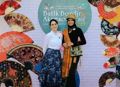 Outfit Ibu Pejabat ala Arumi Bachsin, dari Batik Kekinian hingga Kebaya Elegan (@arumibachsin_94)