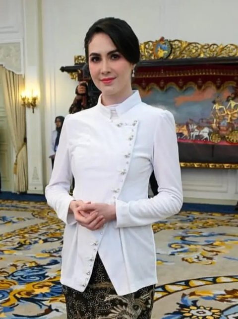 Outfit Ibu Pejabat ala Arumi Bachsin, dari Batik Kekinian hingga Kebaya Elegan (@arumibachsin_94)
