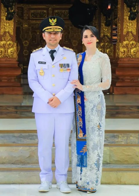 Outfit Ibu Pejabat ala Arumi Bachsin, dari Batik Kekinian hingga Kebaya Elegan (@arumibachsin_94)