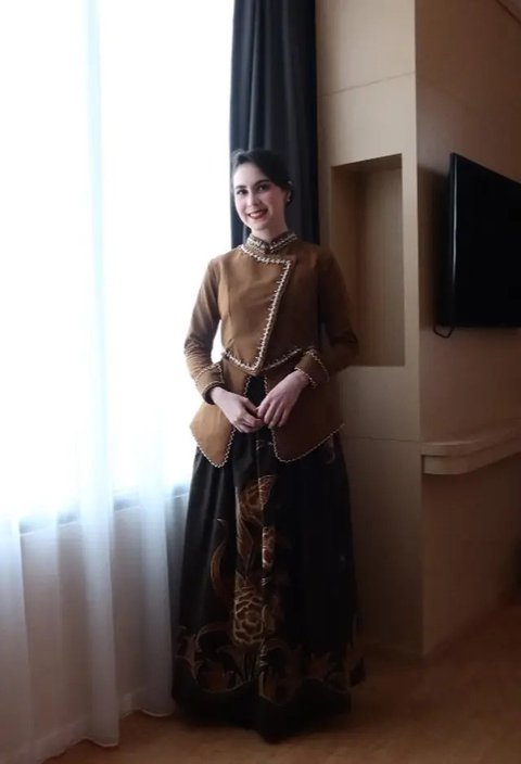 Outfit Ibu Pejabat ala Arumi Bachsin, dari Batik Kekinian hingga Kebaya Elegan (@arumibachsin_94)