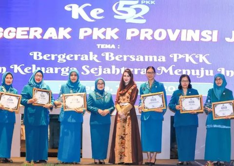 Outfit Ibu Pejabat ala Arumi Bachsin, dari Batik Kekinian hingga Kebaya Elegan (@arumibachsin_94)