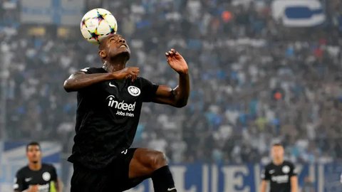 Pemain AS Roma, Evan Ndicka (atas) berebut bola dengan pemain Venezia, Alessio Zerbin dalam laga lanjutan Liga Italia 2024/2025 di Pier Luigi Penzo Stadium, Venice, Italia, Minggu (10/02/2025