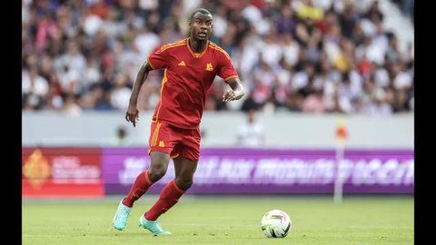 Pemain AS Roma, Evan Ndicka (atas) berebut bola dengan pemain Venezia, Alessio Zerbin dalam laga lanjutan Liga Italia 2024/2025 di Pier Luigi Penzo Stadium, Venice, Italia, Minggu (10/02/2025