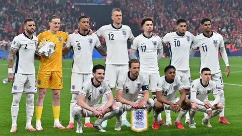 Aksi bek Inggris, Kyle Walker, saat laga uji coba melawan Senegal di Stadion City Ground, Rabu (10/6/2025) dini hari WIB. (AFP/Paul Ellis)