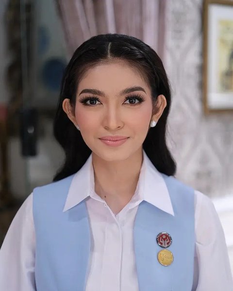 Lihat di sini gaya terbaru Selvi Ananda pakai behel. [@rama_jee].