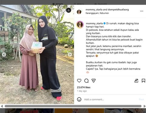 Inara berfoto dengan sepasang tunik dan rok plisket anggun warna serba putih yang mewah. (dok. Instagram @mommy_starla/https://www.instagram.com/p/C3FiKOkPw3q/?igsh=MTJ2aTF3cnBpc3F4cQ==/Rusmi