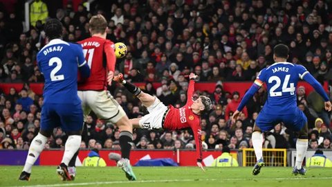 Pemain Manchester United, Alejandro Garnacho mencetak gol ke gawang Barnsley pada laga Carabao Cup 2024/2025 di Old Trafford, Manchester, Inggris, Rabu (18/09/2024) WIB. (AFP/Paul Ellis)
