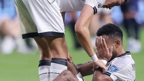 Pemain Jepang, Takefusa Kubo (kiri) berusaha mencetak gol ke gawang Timnas Indonesia dalam laga Grup C Putaran Ketiga Kualifikasi Piala Dunia 2026 di Suita Stadium, Jepang, Selasa (10/06/2
