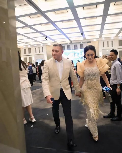 Model Rambut Kris Dayanti saat Menemani Sang Suami pada Acara Formal (Foto: Instagram @krisdayantilemos)