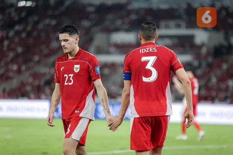 Pemain Timnas Indonesia, Jay Idzes (kiri) memberikan dukungan kepada Yance Sayuri yang tak mampu membendung kesedihannya setelah laga terakhir putaran ketiga Grup C Kualifikasi Piala Dunia 20