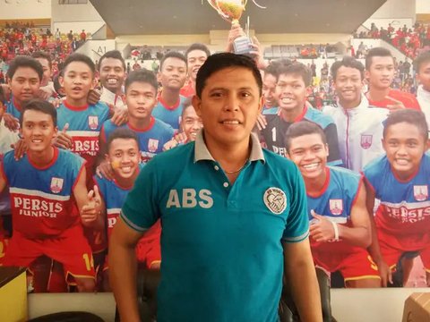 Bek Indonesia, Jay Noah Idzes (kiri), menghibur rekan setimnya, Yance Sayuri, setelah kekalahan mereka dalam pertandingan kualifikasi Piala Dunia Grup C antara Jepang dan Indonesia di Osak
