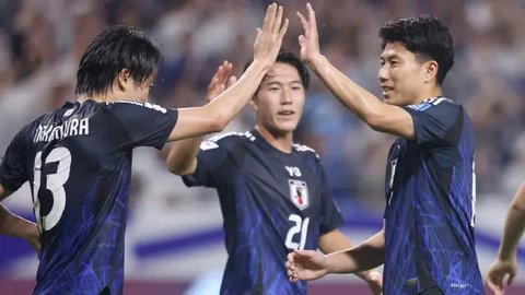 Bek Indonesia, Jay Noah Idzes (kiri), menghibur rekan setimnya, Yance Sayuri, setelah kekalahan mereka dalam pertandingan kualifikasi Piala Dunia Grup C antara Jepang dan Indonesia di Osak