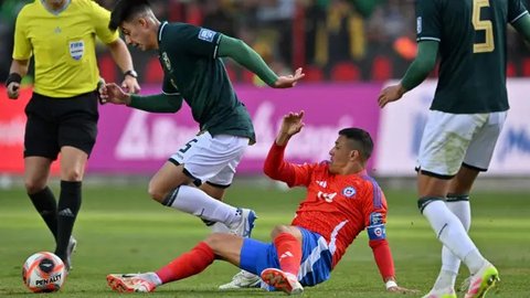 Bek Cile #17, Gabriel Suazo, penyerang #10, Alexis Sanchez, dan gelandang #18, Rodrigo Echeverria, bereaksi setelah absen dalam pertandingan kualifikasi Piala Dunia FIFA 2026 Amerika Selat