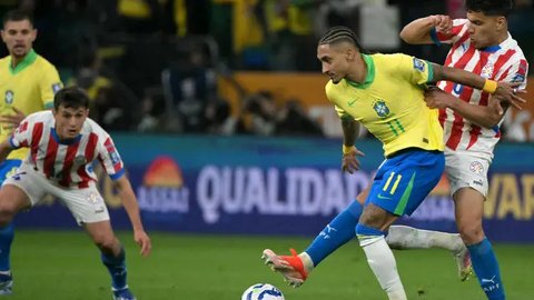 Bek Cile #17, Gabriel Suazo, penyerang #10, Alexis Sanchez, dan gelandang #18, Rodrigo Echeverria, bereaksi setelah absen dalam pertandingan kualifikasi Piala Dunia FIFA 2026 Amerika Selat