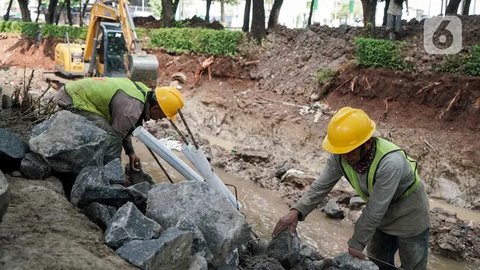 Suku Dinas Sumber Daya Air Jakarta Selatan memperbaiki turap dinding penahan tanah pecahan kali Ciliwung yang ada di kawasan Minangkabau, Jakarta, Rabu (11/6/2025). (Liputan6.com/Herman Zakharia)
