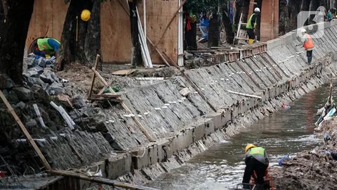 Proyek yang ditarget rampung pada September 2025 disertai dengan pengerukan sedimentasi untuk mencegah longsor dan banjir. (Liputan6.com/Herman Zakharia)