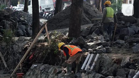 Proyek ini bagian dari pemeliharaan bangunan irigasi untuk memastikan aliran air tetap lancar. (Liputan6.com/Herman Zakharia)