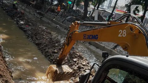 Proyek ini meliputi perbaikan dinding penahan tanah dan pengerukan sedimentasi sepanjang 292 meter. (Liputan6.com/Herman Zakharia)