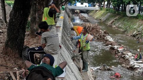 Pemeliharaan turap kali sepanjang 292 meter ini bertujuan untuk mencegah luapan aliran pada pecahan Kali Ciliwung serta mengantisipasi banjir. (Liputan6.com/Herman Zakharia)