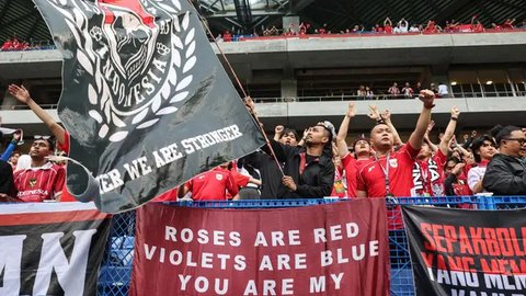Para suporter Timnas Indonesia memberikan dukungan kepada timnya dalam laga terakhir Grup C Putaran Ketiga Kualifikasi Piala Dunia 2026 melawan Jepang di Suita Stadium, Jepang, Selasa (10/06/