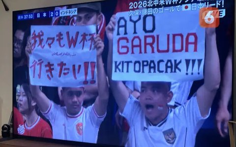 Para suporter Timnas Indonesia memberikan dukungan kepada timnya dalam laga terakhir Grup C Putaran Ketiga Kualifikasi Piala Dunia 2026 melawan Jepang di Suita Stadium, Jepang, Selasa (10/06/