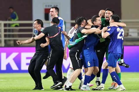 Para pemain Uzbekistan merayakan kemenangan setelah pertandingan Kualifikasi Piala Dunia FIFA 2026 melawan Uni Emirat Arab berakhir imbang, sehingga mereka lolos ke Piala Dunia untuk perta