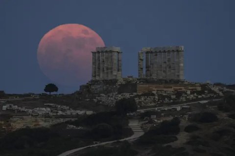 Bulan Purnama Stroberi atau Strawberry Full Moon muncul di atas Kota Kuwait, pada Kamis (24/6/2021). Strawberry Full Moon adalah istilah yang diambil dari hikayat atau cerita tradisi dari suk