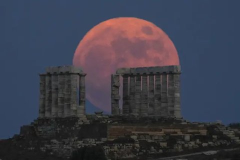 Bulan Purnama Stroberi atau Strawberry Full Moon muncul di atas Kota Kuwait, pada Kamis (24/6/2021). Strawberry Full Moon adalah istilah yang diambil dari hikayat atau cerita tradisi dari suk