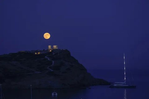 Bulan Purnama Stroberi atau Strawberry Full Moon muncul di atas Kota Kuwait, pada Kamis (24/6/2021). Strawberry Full Moon adalah istilah yang diambil dari hikayat atau cerita tradisi dari suk