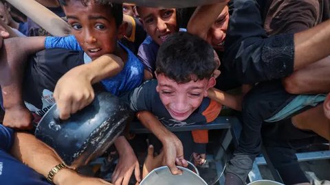 Lembaga pangan di bawah Perserikatan Bangsa-Bangsa (PBB), World Food Programme (WFP) mengungkap, ada lebih dari 70.000 anak-anak di wilayah Gaza terancam malnutrisi akut. (Eyad BABA/AFP)
