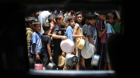 Anak-anak harus mengantre berjam-jam untuk mendapatkan makanan. (Eyad BABA/AFP)