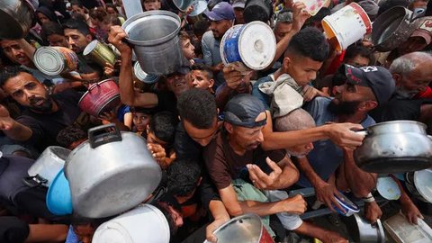 Selain ancaman malanutrisi, Kantor Media Pemerintah Gaza mencatat ada 300 kasus keguguran kandungan di wilayah tersebut karena kelaparan. (Eyad BABA/AFP)