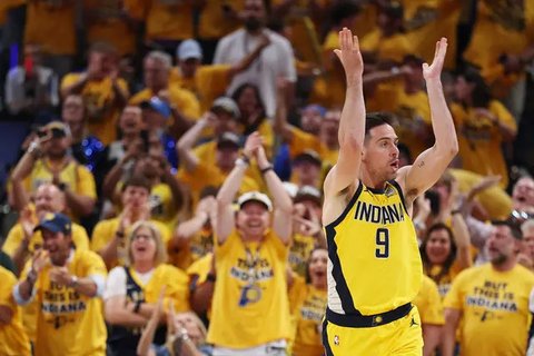 Selebrasi pemain Pacers saat mengalahkan Thunder di game ketiga NBA Finals 2025 (AFP)