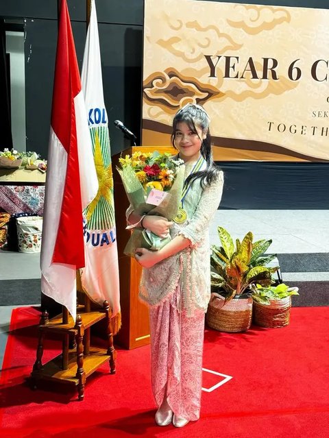 7 Potret Kelulusan Sekolah Jizzy Anak Vino Bastian, Penuh Kebahagiaan (sumber: Instagram/marshatimothy/vinogbastian__)