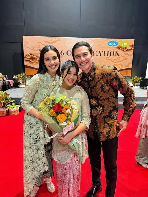 7 Potret Kelulusan Sekolah Jizzy Anak Vino Bastian, Penuh Kebahagiaan (sumber: Instagram/marshatimothy/vinogbastian__)