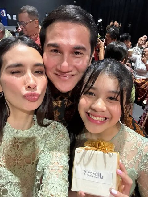 7 Potret Kelulusan Sekolah Jizzy Anak Vino Bastian, Penuh Kebahagiaan (sumber: Instagram/marshatimothy/vinogbastian__)