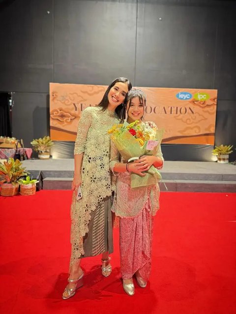 7 Potret Kelulusan Sekolah Jizzy Anak Vino Bastian, Penuh Kebahagiaan (sumber: Instagram/marshatimothy/vinogbastian__)