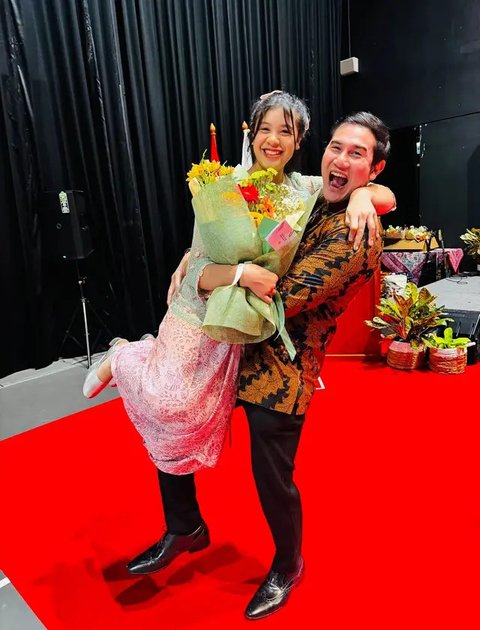 7 Potret Kelulusan Sekolah Jizzy Anak Vino Bastian, Penuh Kebahagiaan (sumber: Instagram/marshatimothy/vinogbastian__)