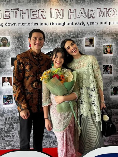 7 Potret Kelulusan Sekolah Jizzy Anak Vino Bastian, Penuh Kebahagiaan (sumber: Instagram/marshatimothy/vinogbastian__)