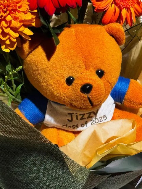 7 Potret Kelulusan Sekolah Jizzy Anak Vino Bastian, Penuh Kebahagiaan (sumber: Instagram/marshatimothy/vinogbastian__)