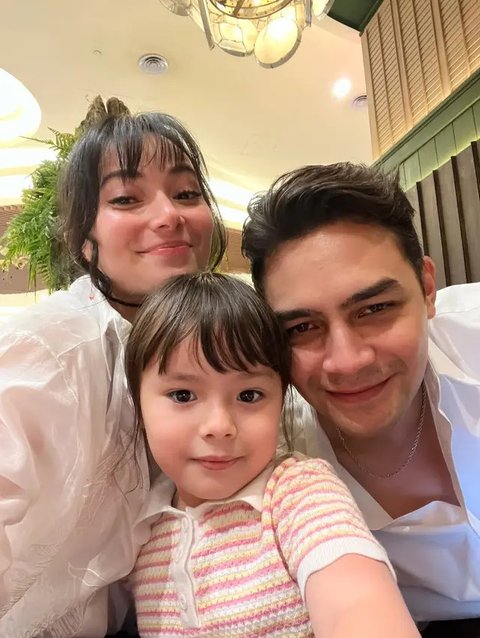 Salah satu potret Asmirandah kala menghadiri acara bersama Jonas Rivanno beredar di medsos dan jadi sorotan publik. Beragam komentar tertuju padanya. (Foto: Billy Arlian dari Instagram @asmir