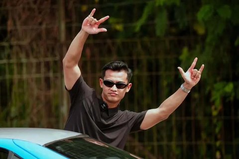 Dalam momen yang diabadikan dalam beberapa foto, Arhan terlihat antusias dan percaya diri saat duduk di balik kemudi mobil drift.