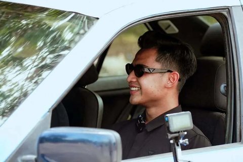 Suami Azizah Salsha ini tampil gagah mengenakan kaus hitam dan kacamata hitam stylish, ia tampak santai namun fokus mendengarkan arahan dari Rifat.