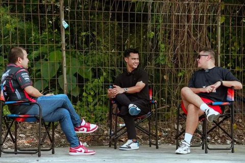 Ia didampingi sekaligus diajari Rifat Sungkar yang dikenal sebagai pembalap profesional. Arhan pun dipuji karena cepat belajar.