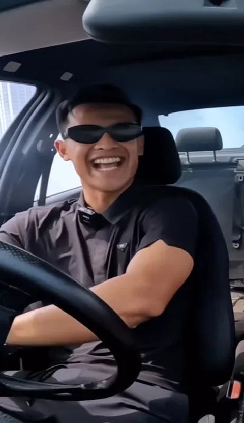 Begini ekspresi wajah senang Arhan yang berhasil bawa mobil drift. Next time, bisa drifting bareng istri tercinta nih.